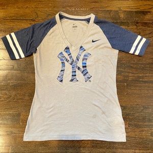 Adorable NY Yankees Tee Womens L Nike MLB
